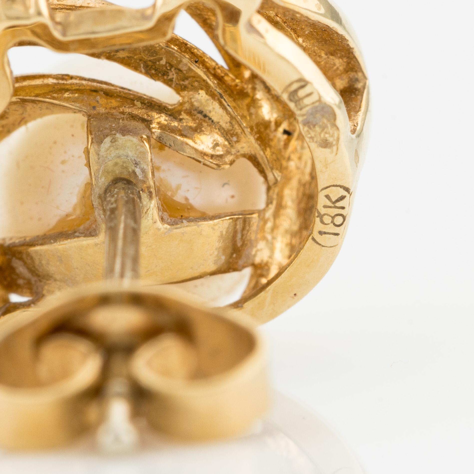 Örhängen med odlade pärlor och briljantslipade diamanter.