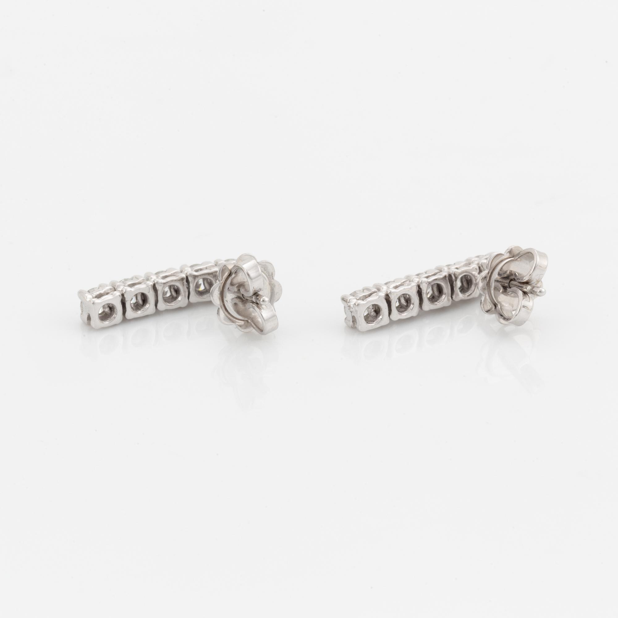 Örhängen, med briljantslipade diamanter.