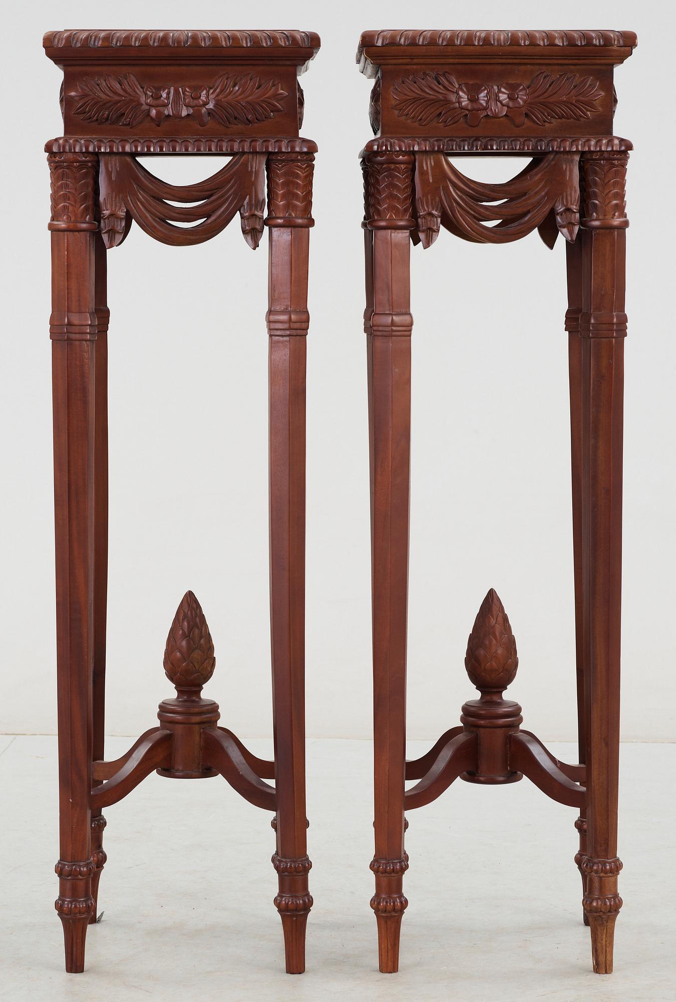 PIEDESTALER, ett par, Ny Louis XVI, sent 1800-tal.