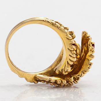 Ring, 18K guld med briljantslipade diamanter ca 0.22 ct totalt och rubiner. Finska importstämplar 1972.