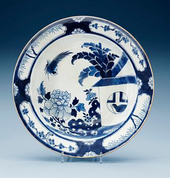 1815. A large blue and white basin, Qing dynasty, Kangxi (1662-1722).