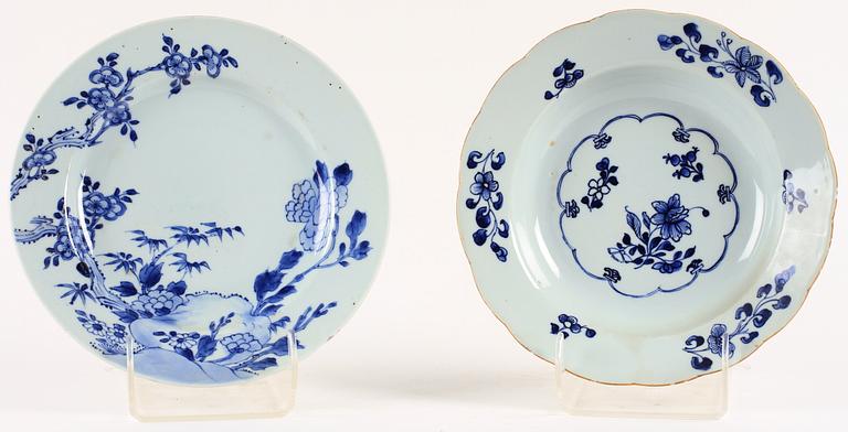 TALLRIKAR, 2 st, porslin. Kina, Qianlong, 1700-tal.