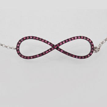 ARMBAND, 18K vitguld med fasettslipade rubiner ca 0.33 ct. Vikt 1,5 gram.