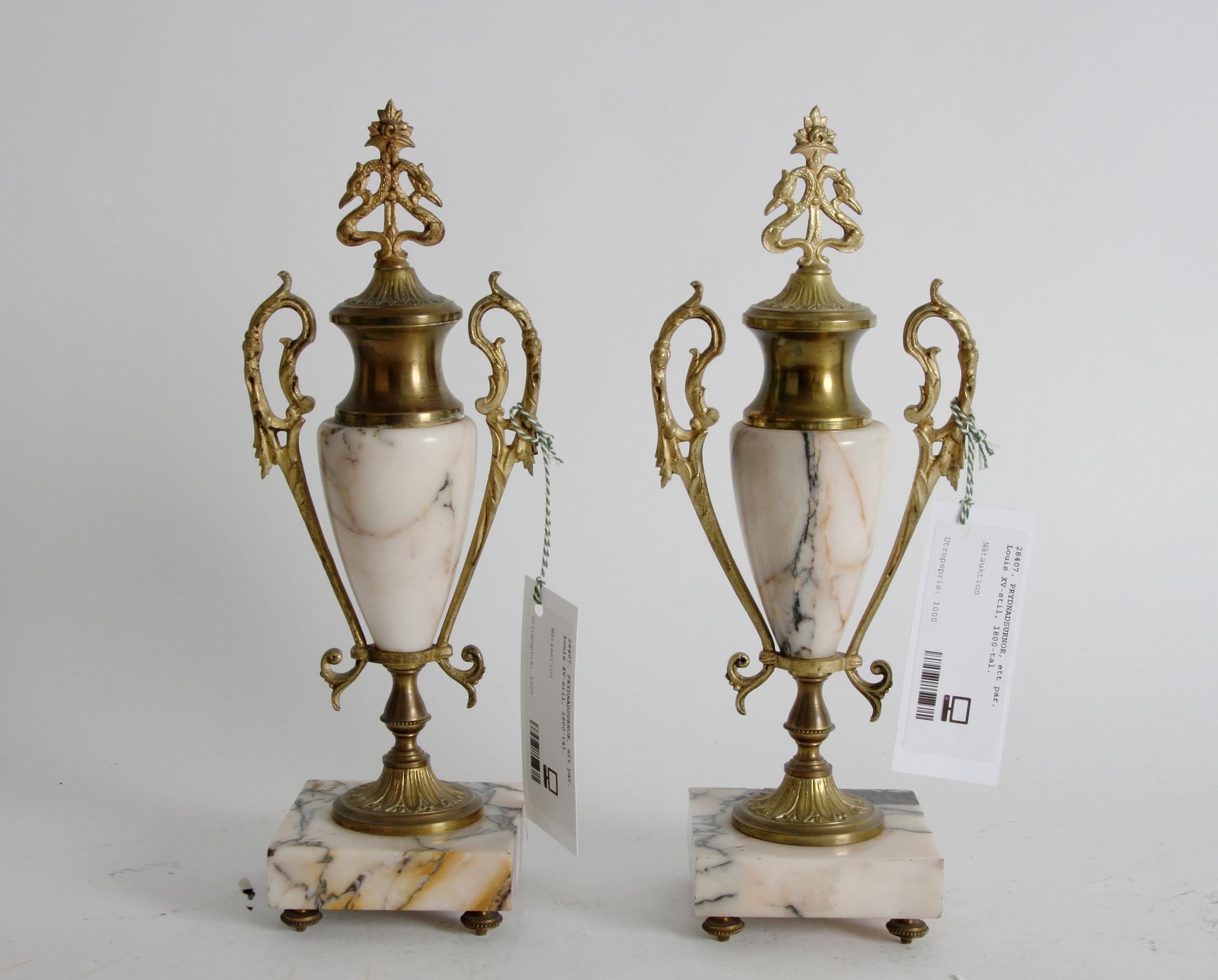 PRYDNADSURNOR, ett par. Louis XV-stil, 1800-tal.