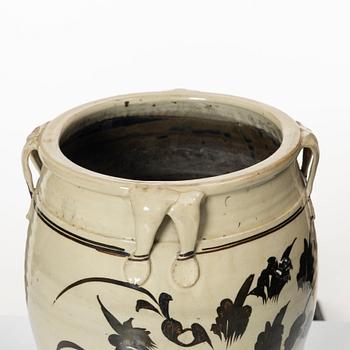 A Cizhou style ceramic jar, Ming dynasty or later.