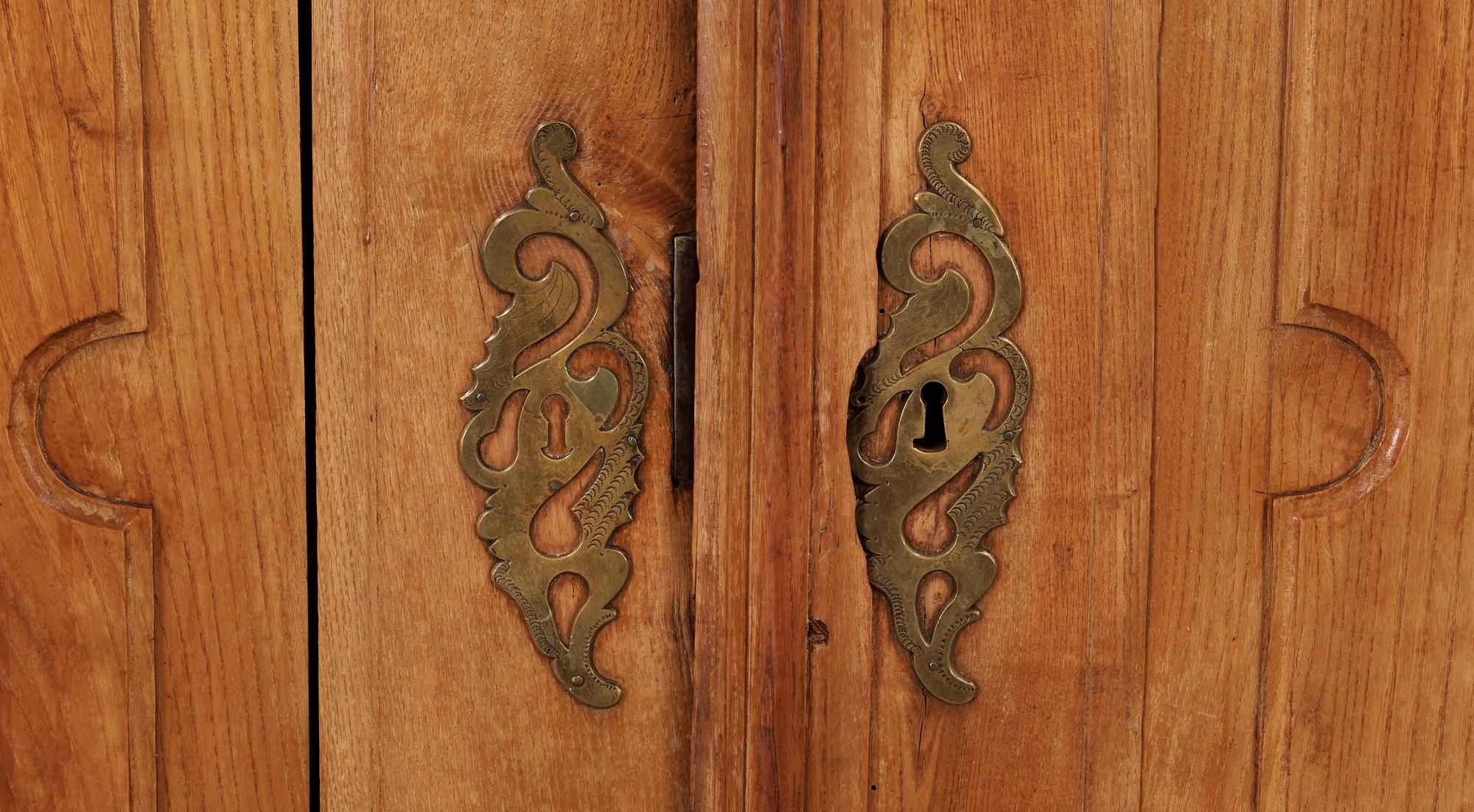 SALSSKÅP, rokoko, 1700-tal.