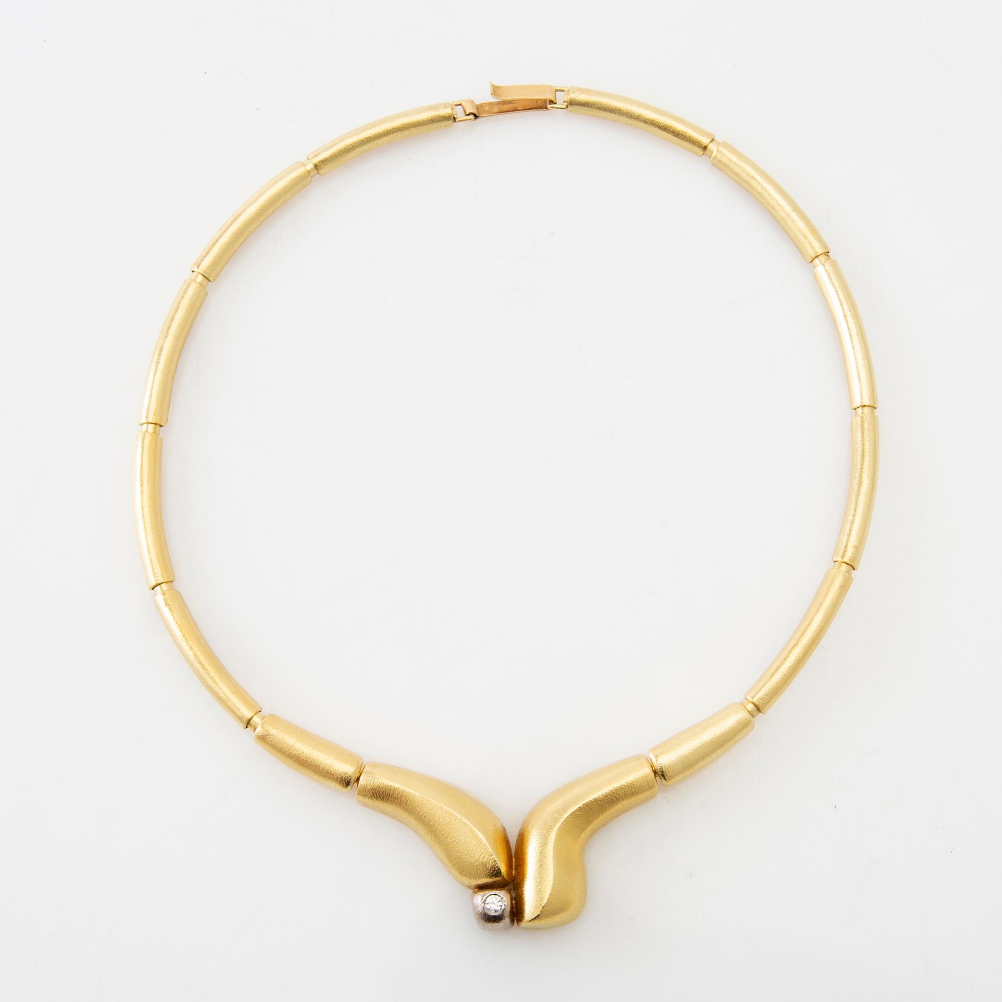 Magnus G:son Liedholm, Collier 18K guld med en diamant samt collier av odlade pärlor, medföljande örhängen, Skanör 2001.