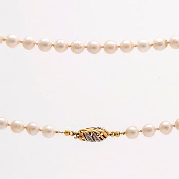 PEARL NECKLACE cultured pearls approx 7 mm, clasp 18K gold w single-cut diamonds, approx 74 cm.