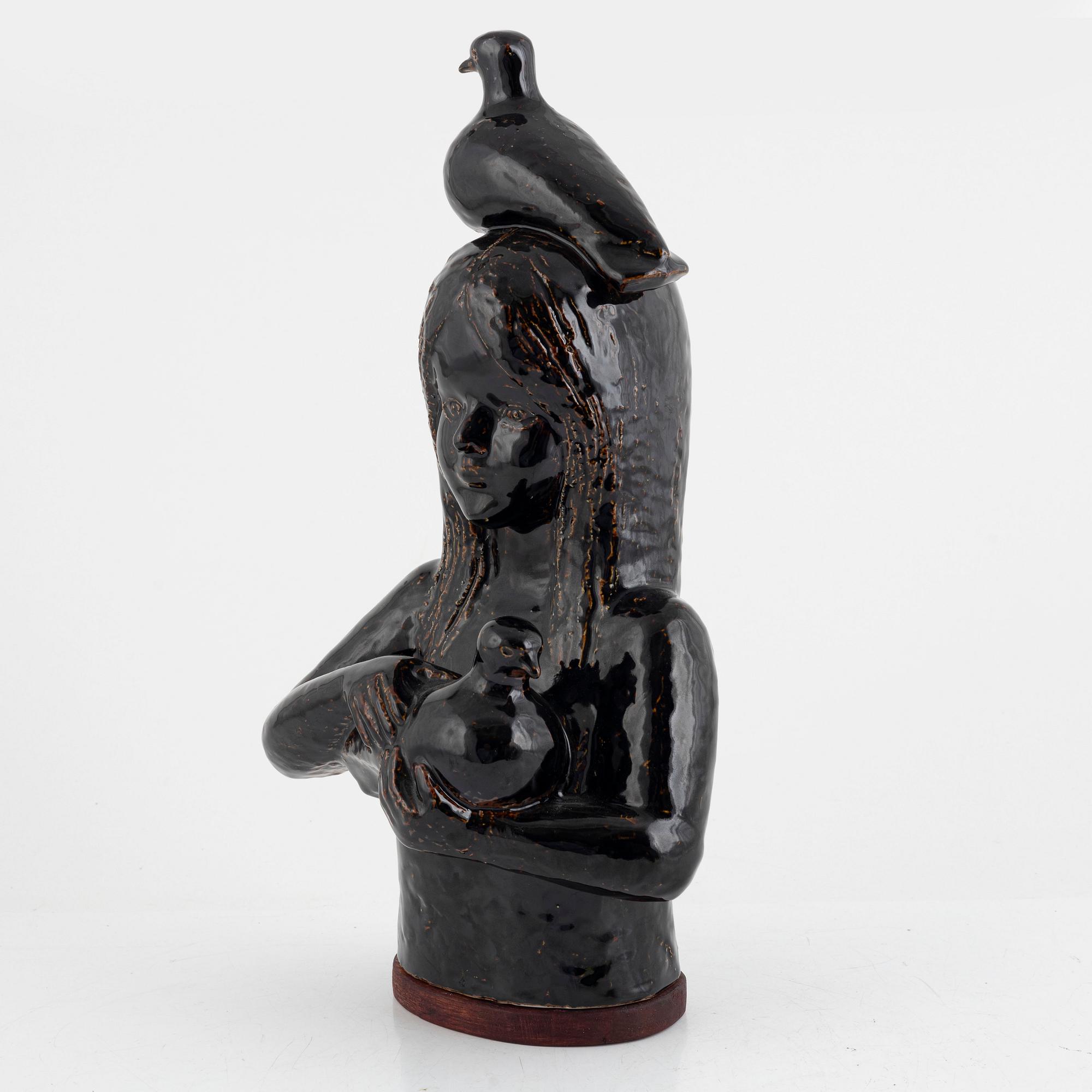 Lisa Larson, a unique sculpture, 'Flicka med fåglar', Gustavsberg, osignerad.
