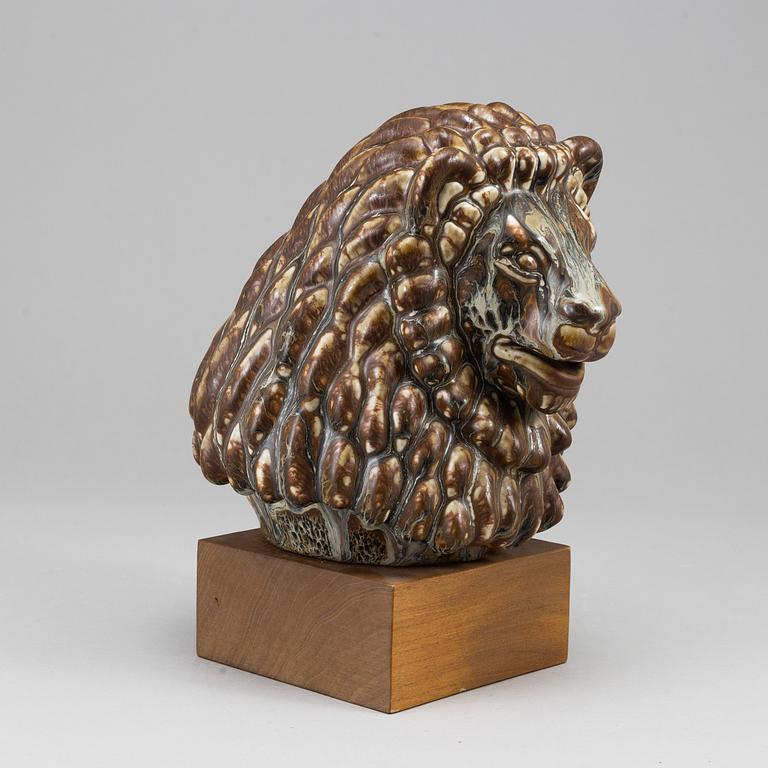 GUNNAR NYLUND, a stoneware sculpture of a lion's head, Rörstrand, Sweden, mid 20th century.