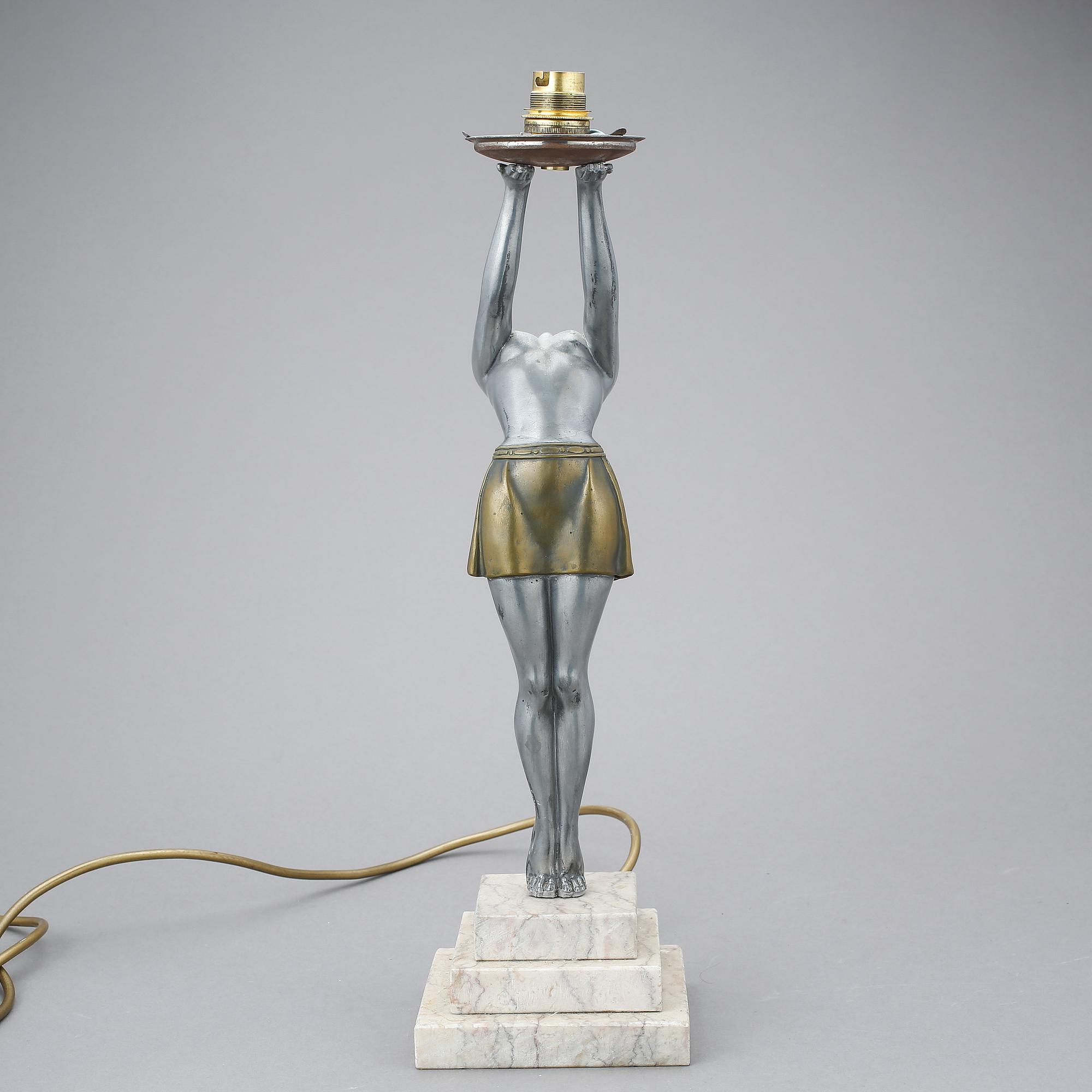 BORDSLAMPA, metall, 1900-talets andra kvartal.