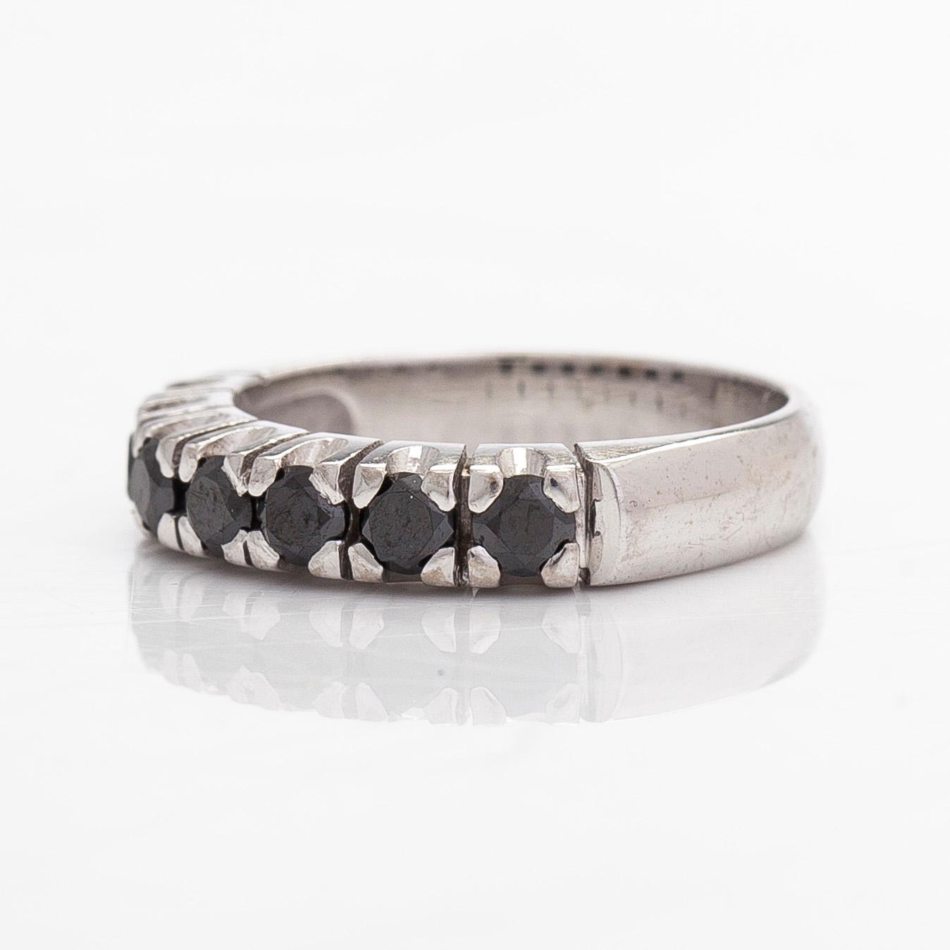 Ring, 14K vitguld med svarta briljantslipade diamanter, finska stämplar 2015.