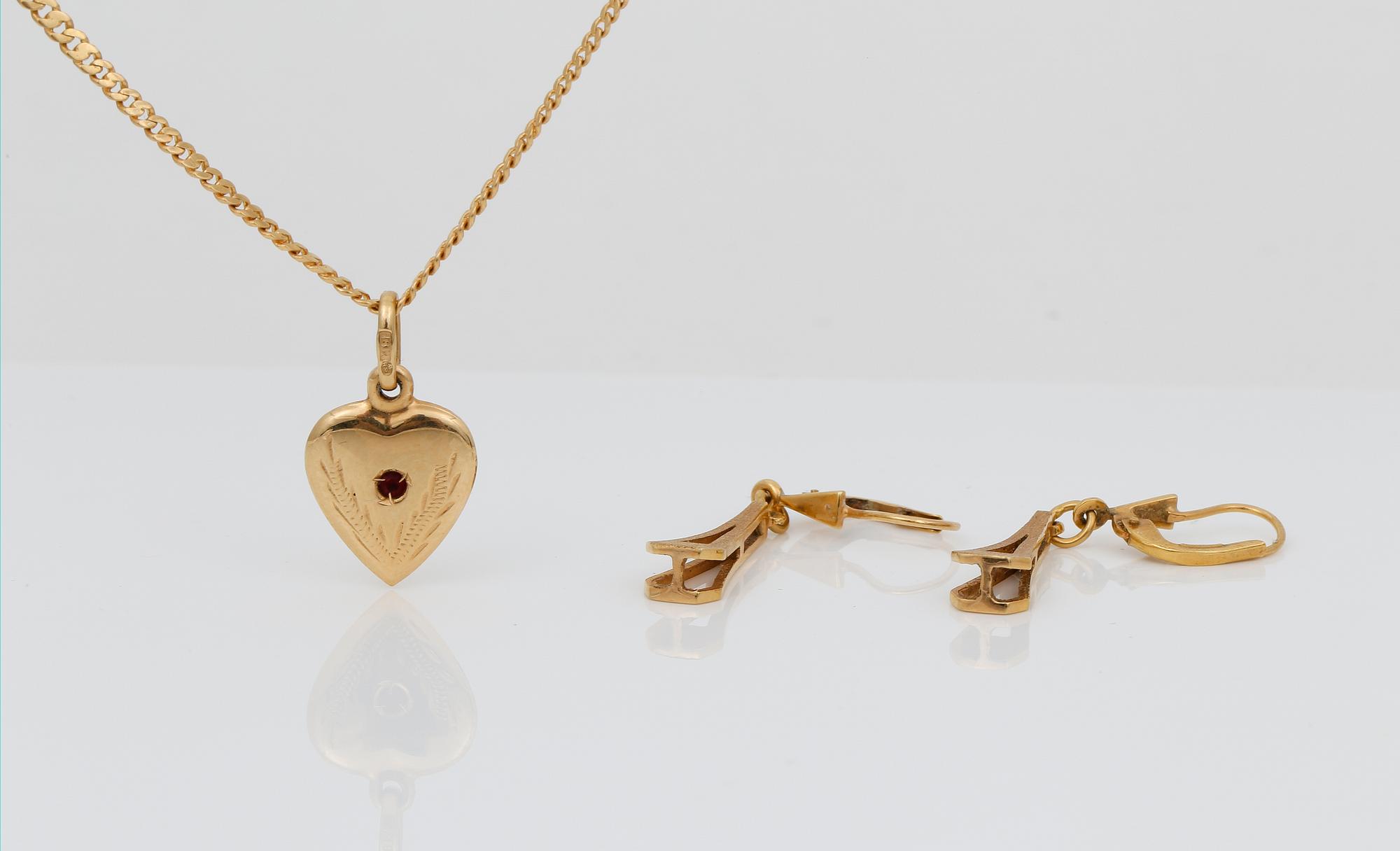 HÄNGE, KEDJA samt ÖRHÄNGEN, ett par, 18K guld. Vikt ca 9,53 g.