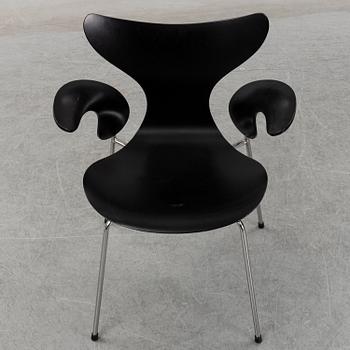 Arne Jacobsen, a pair 'Seagull' chairs, Fritz Hansen, Denmark, 2008.