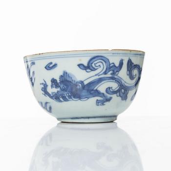 A Chinese blue and white kui dragon bowl, Ming dynasty, 17th century.