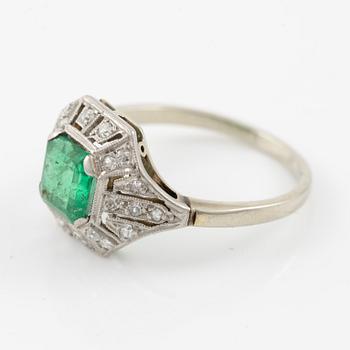 Ring, platina med smaragdslipad smaragd och diamanter, art déco, ca 1920-tal.