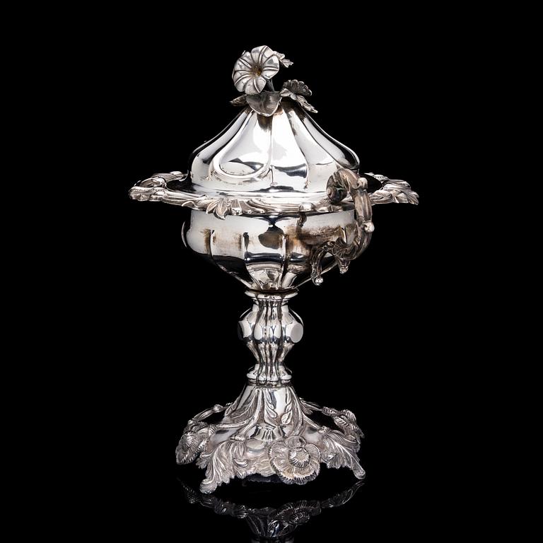 SOCKERSKÅL MED LOCK, silver, Helsingfors, Roland Melin 1860. Vikt 1195 g.