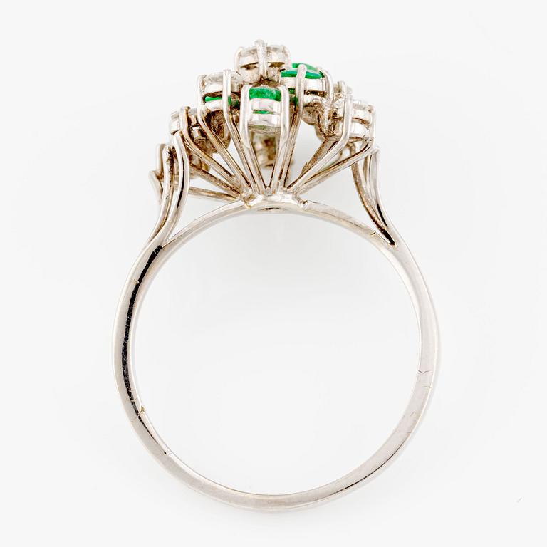 Ring in 18K white gold with emeralds and brilliant-cut diamonds.