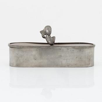 Ask med lock, tenn, Carl-Einar Borgström, samt ett par kandelabrar, tenn, Stockholm, 1934.