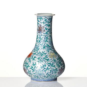Vas, porslin. Qingdynastin med Yongzhengs märke.
