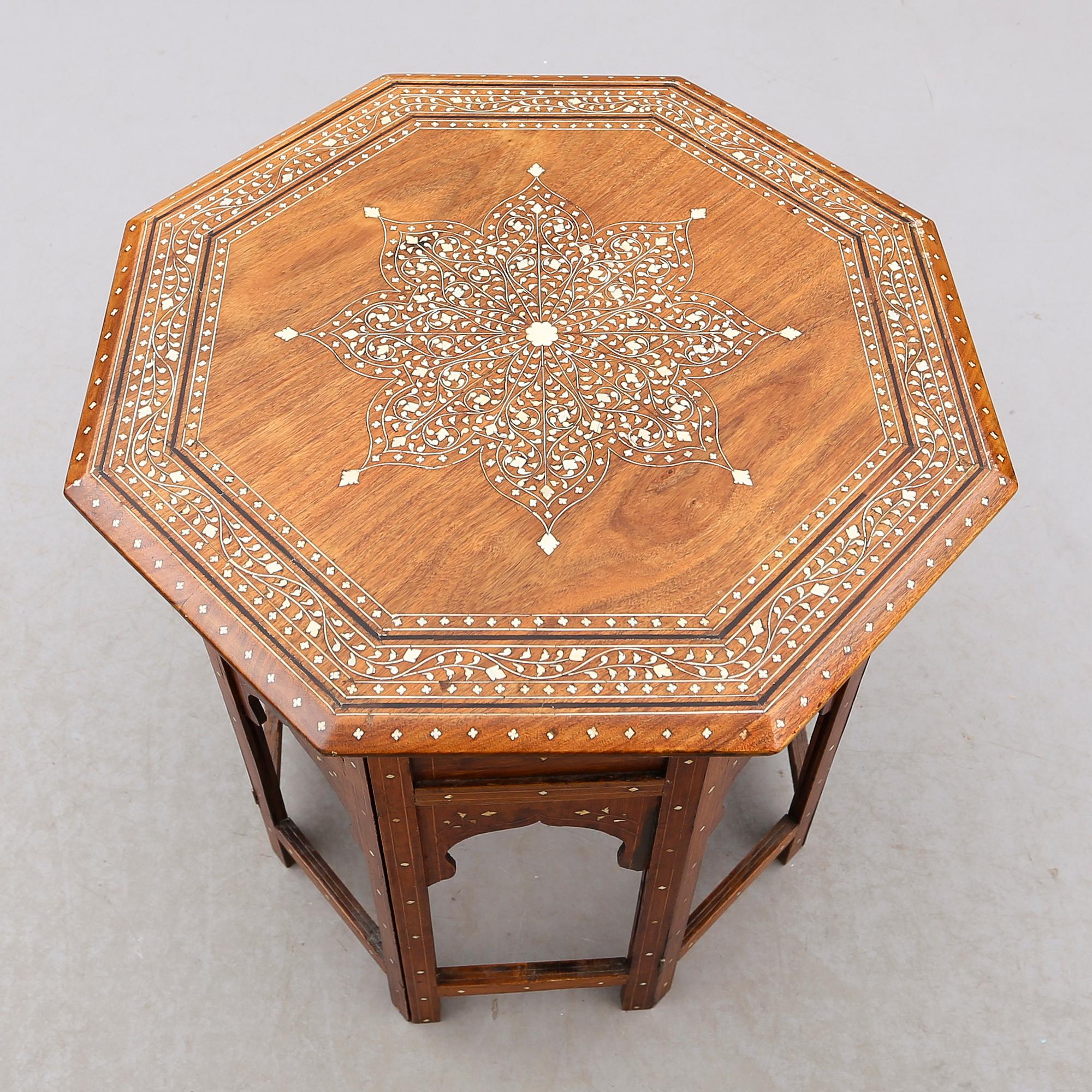 BORD, orientaliskt, 1900-tal.