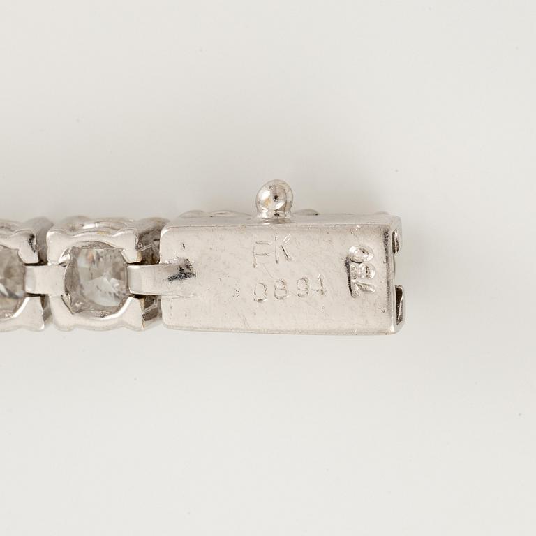An 18K white gold tennis bracelet set with round brilliant-cut diamonds.