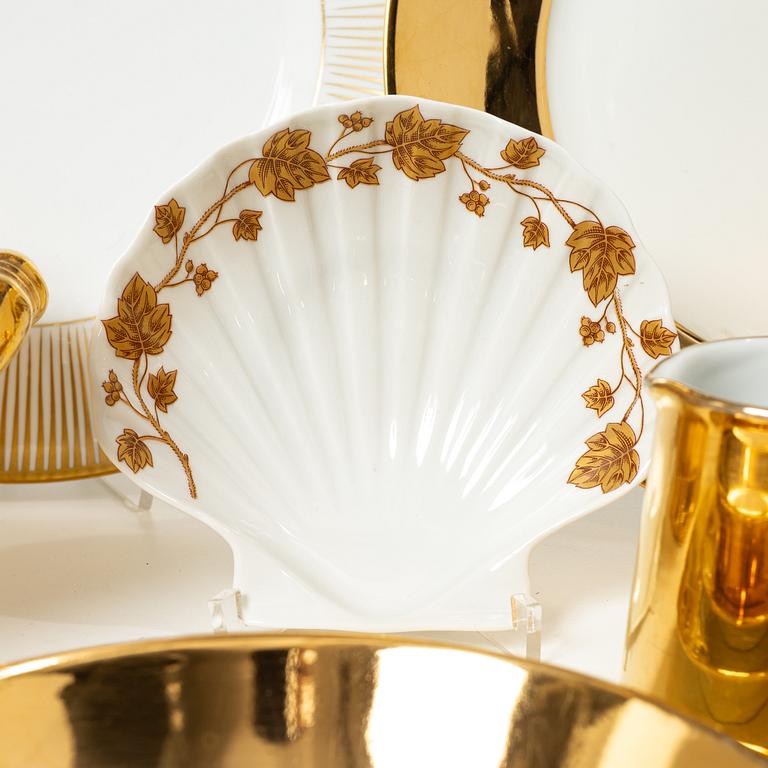 Service pieces, 91 pcs, mostly Porcelain de Paris.