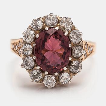 An 18K gold ring with a ca. 3.50 ct tourmaline and diamonds ca. 1.50 ct in total.