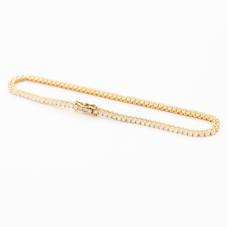 Tennis bracelet in 18K gold with round brilliant-cut diamonds.