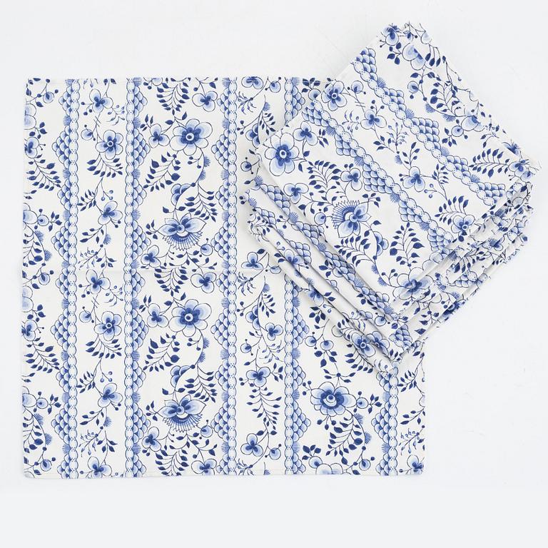 A 63-piece porscelain "Musselmalet" dinner service, Royal Copenhagen, Denmark + six napkins.