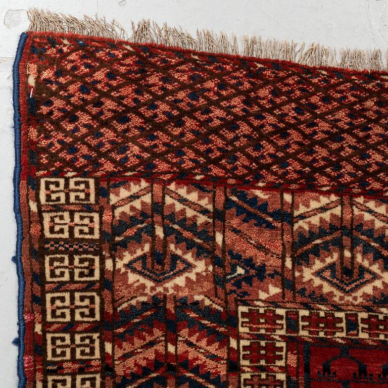 A rug, an Ensi, an antique Turkmen, ca 125-130 x 109,5-115 cm.