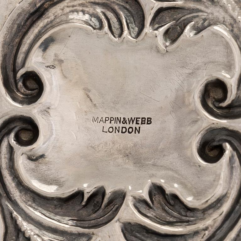 Tarjotin, hopeaa, Mappi & Webb ja rypälesakset, hopeaa, Lontoo 1898 ja 1934.