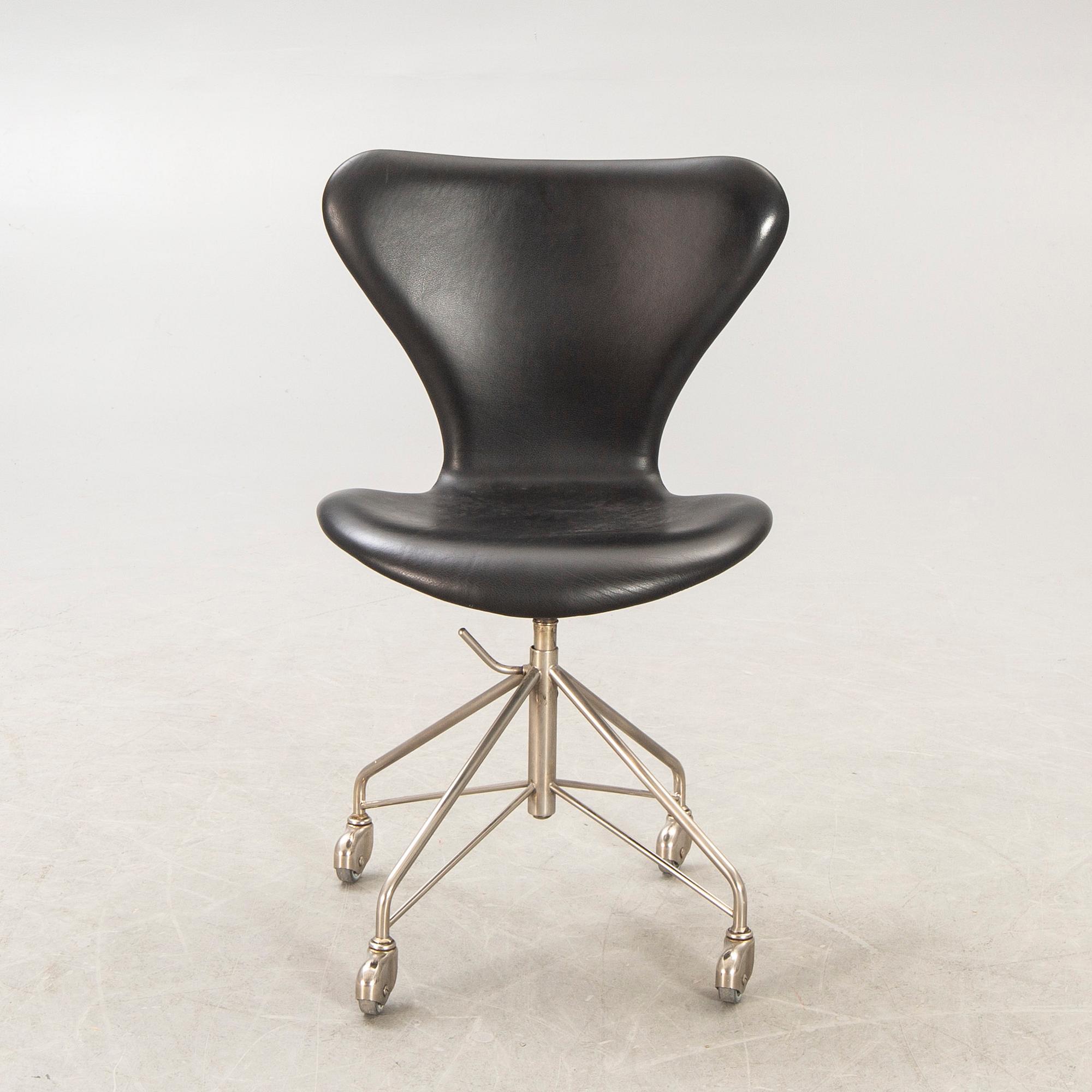 Arne Jacobsen, skrivbordsstol, 'Sjuan', Fritz Hansen, Danmark, 1900-talets andra hälft.