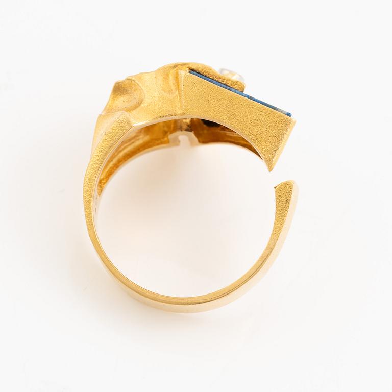 Björn Weckström, Ring, 18K gold set with a round brilliant-cut diamond and lapis lazuli, Finland 1976. By Lapponia.