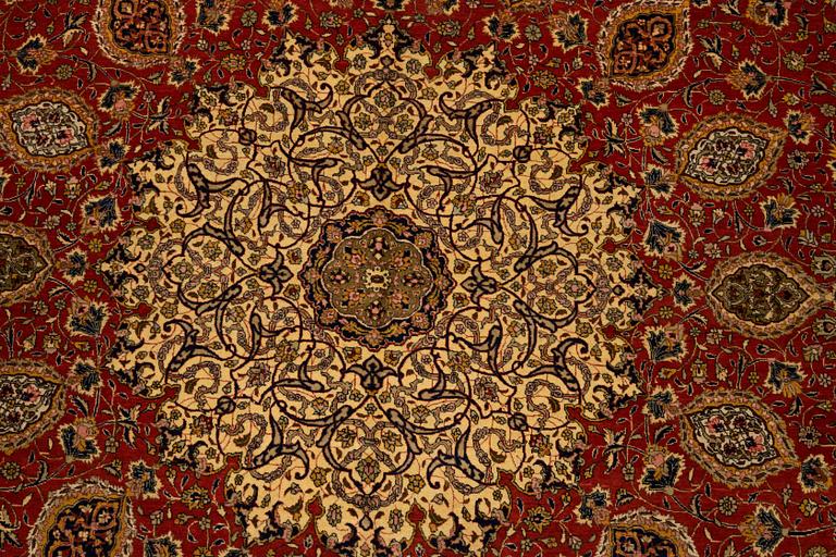 A carpet, semi-antique Tabriz, ca 398 x 290 cm.