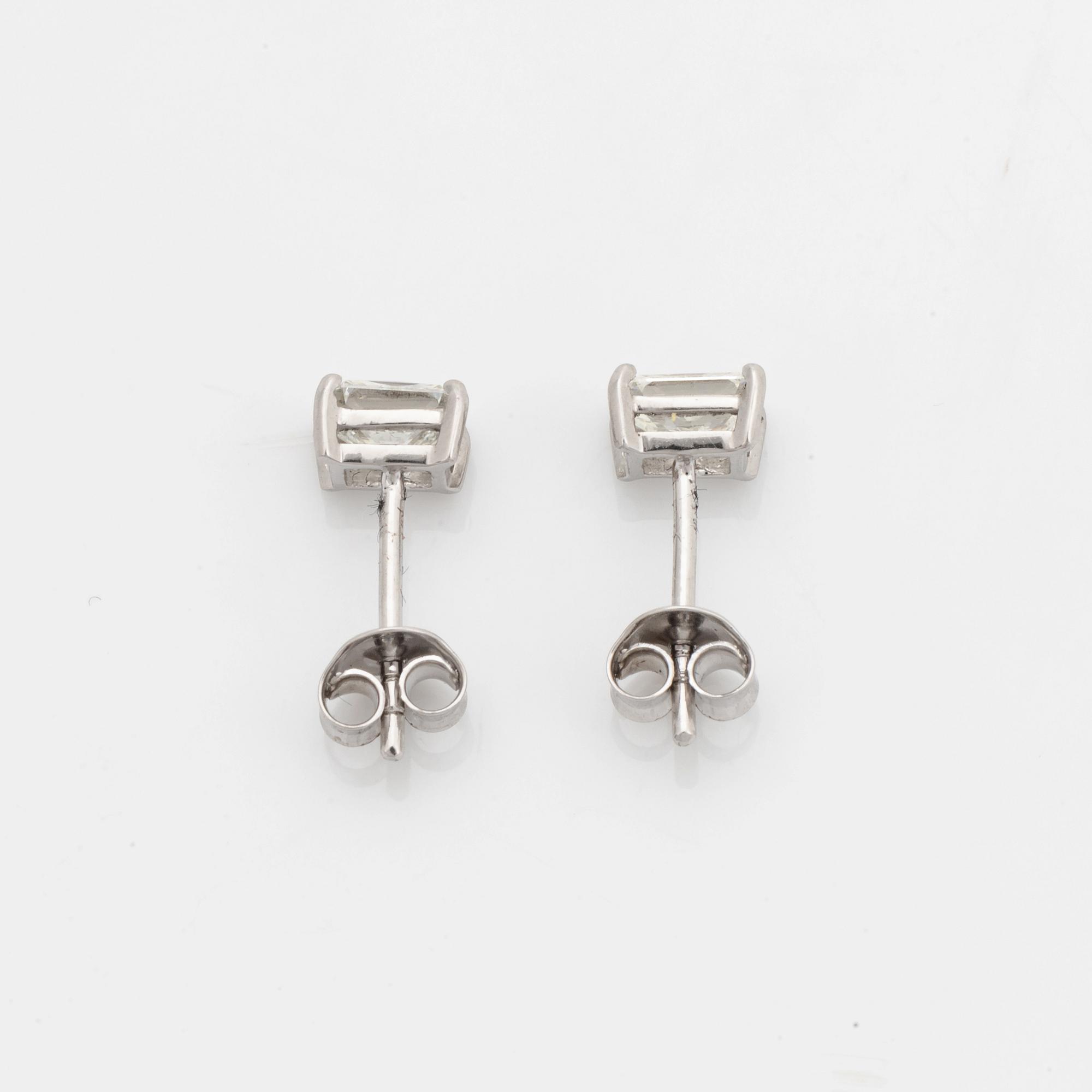 Örhängen med radiantslipade diamanter totalt 1,01 ct, med GIA dossier.