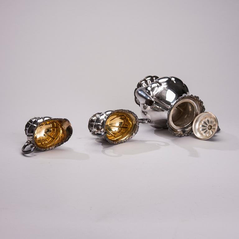 KAFFEKANNA, SOCKERSKÅL och GRÄDDSNÄCKA, silver, Auran Kultaseppä, Åbo och Hopeakeskus, Tavastehus 1964. Vikt 932 g.