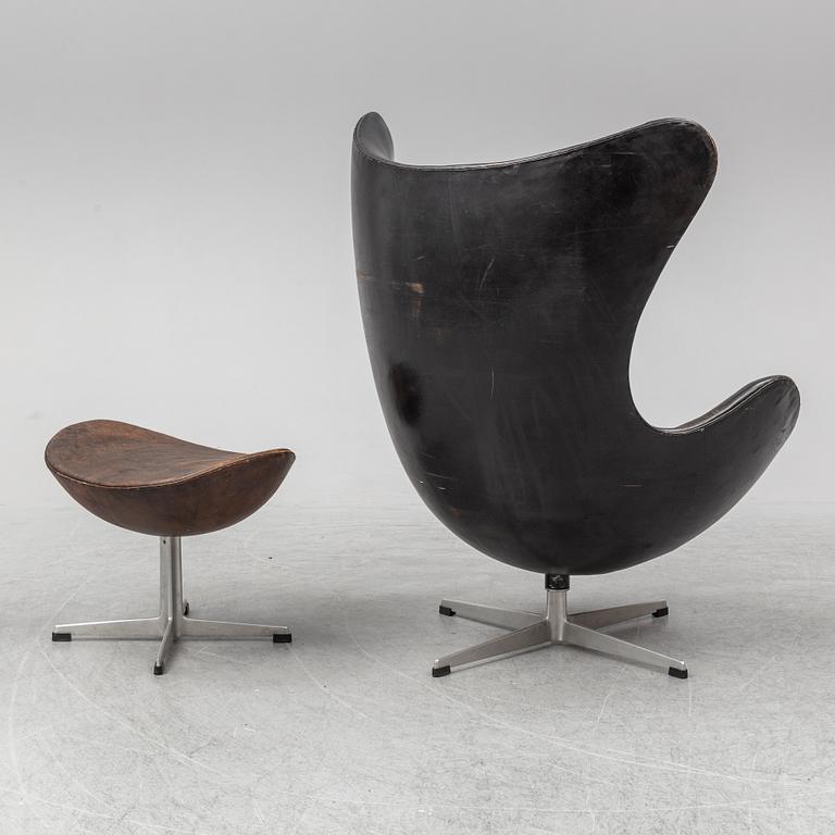 ARNE JACOBSEN, an 'Egg' leather covered easy chair and ottoman, Fritz Hansen, Denmark.