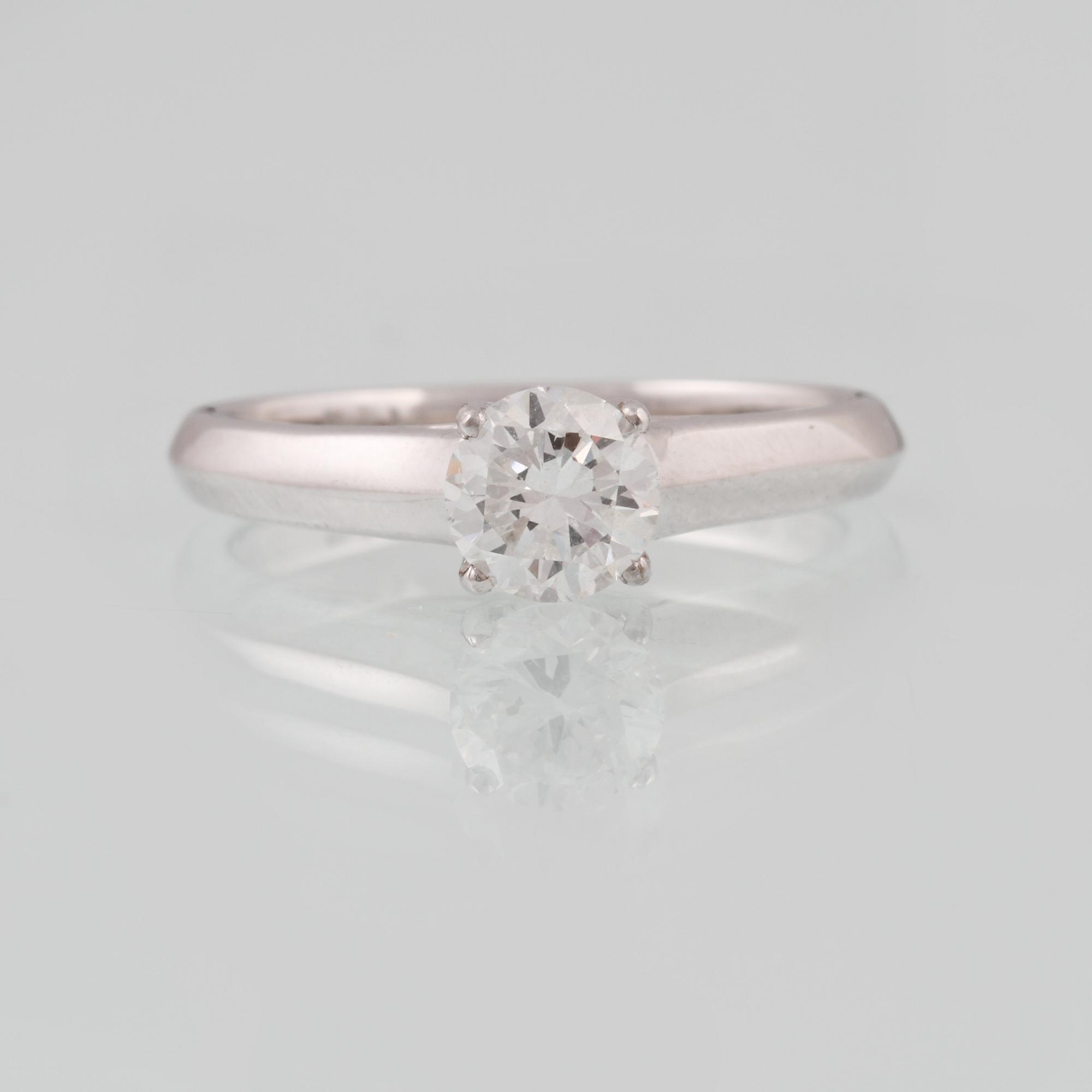 RING, 18K vitguld med briljantslipad diamant ca 0.80 ct. Vikt 3,7 gram.
