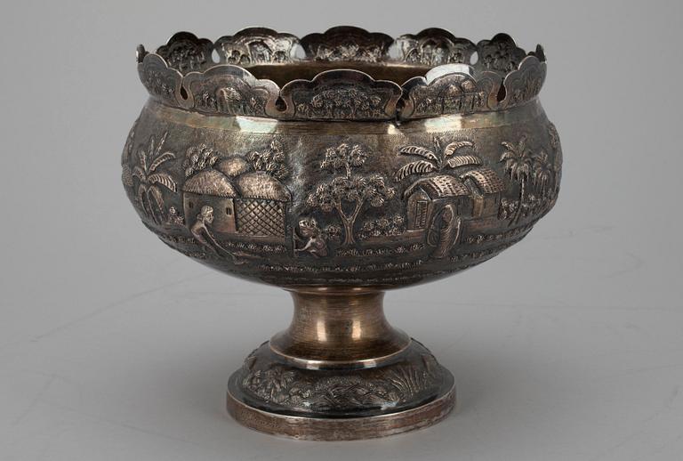 SKÅL, österländskt silver. Vikt 474 g.