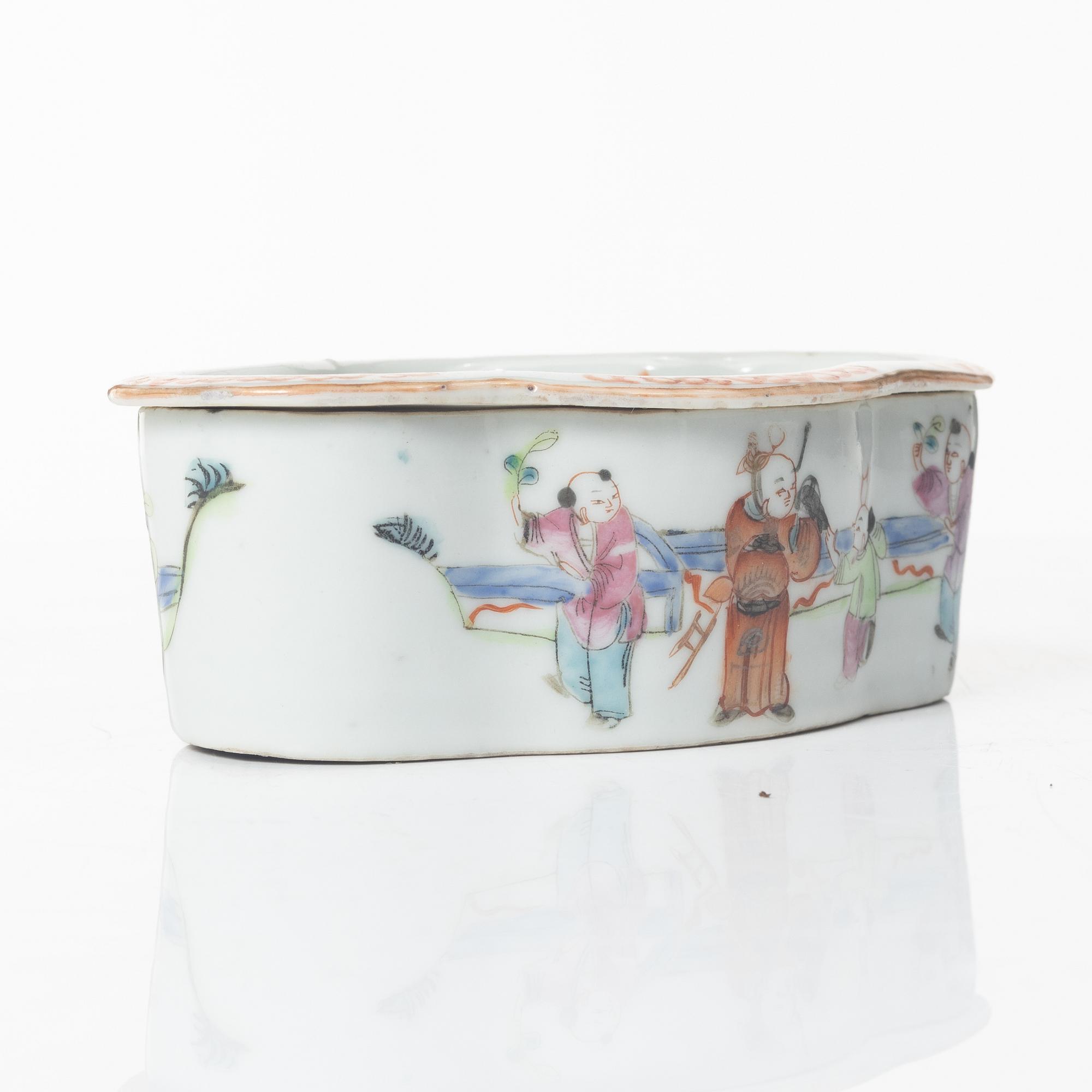 A Chinese famille rose ewer, a a cup with cover, a cup with saucer, a box and a censer, Qing dynasty, 18th and 19th cent.