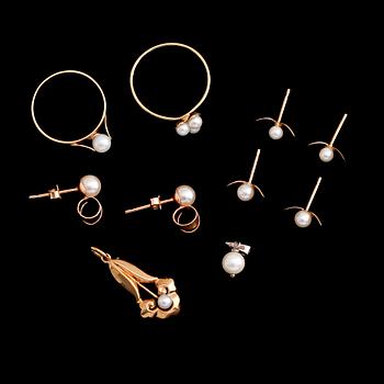 RINGAR, 2 st, HÄNGEN, 2 st samt ÖRHÄNGEN, 3 par, 18 k guld med odlade pärlor, 1900-talets andra hälft. Total vikt ca 6 g