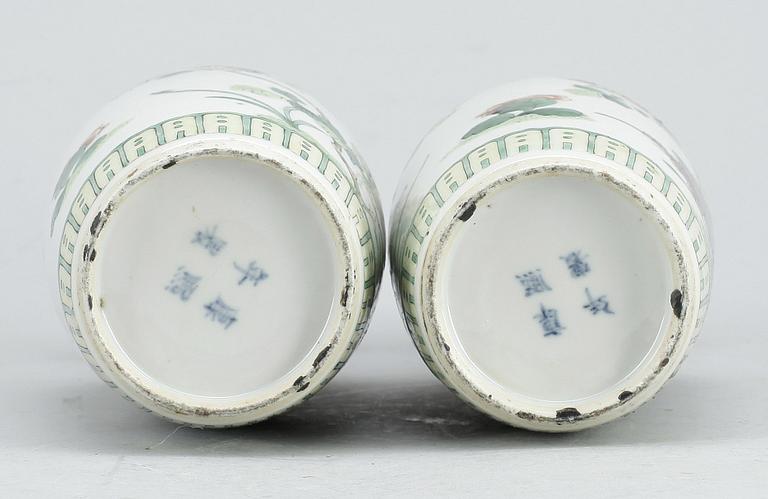 VASER, ett par, porslin, KangXi-stil, Kina, 1900-tal.