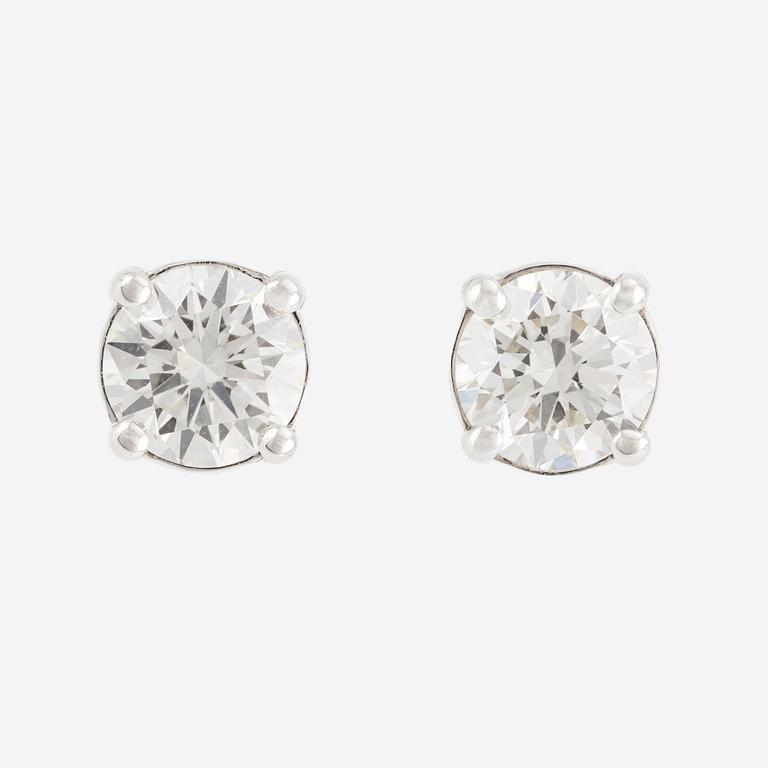 Earrings with brilliant-cut diamonds, accompanied by a GIA dossier.