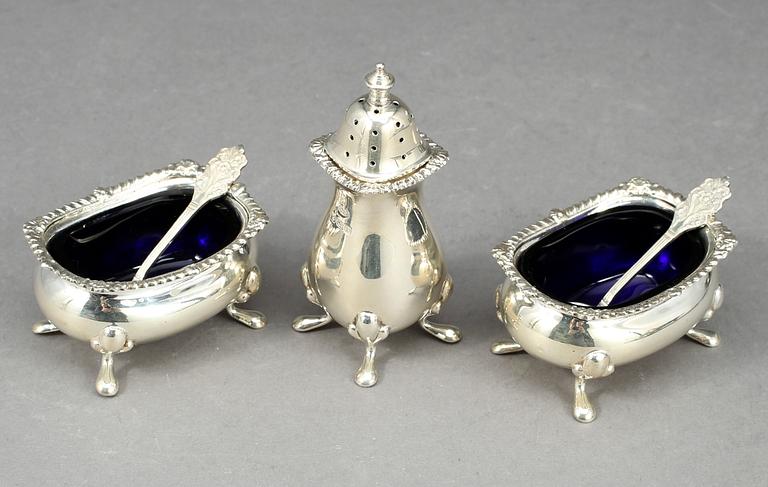 SALTKAR, ett par, samt STRÖARE. Silver, Adie Brothers Ltd., Birmingham, 1900-tal. Tot ca 95 g.