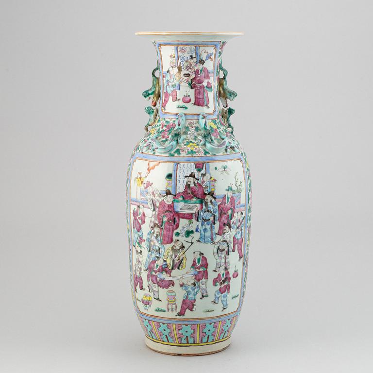 A famille rose vase, Qing dynasty, late 19th century.