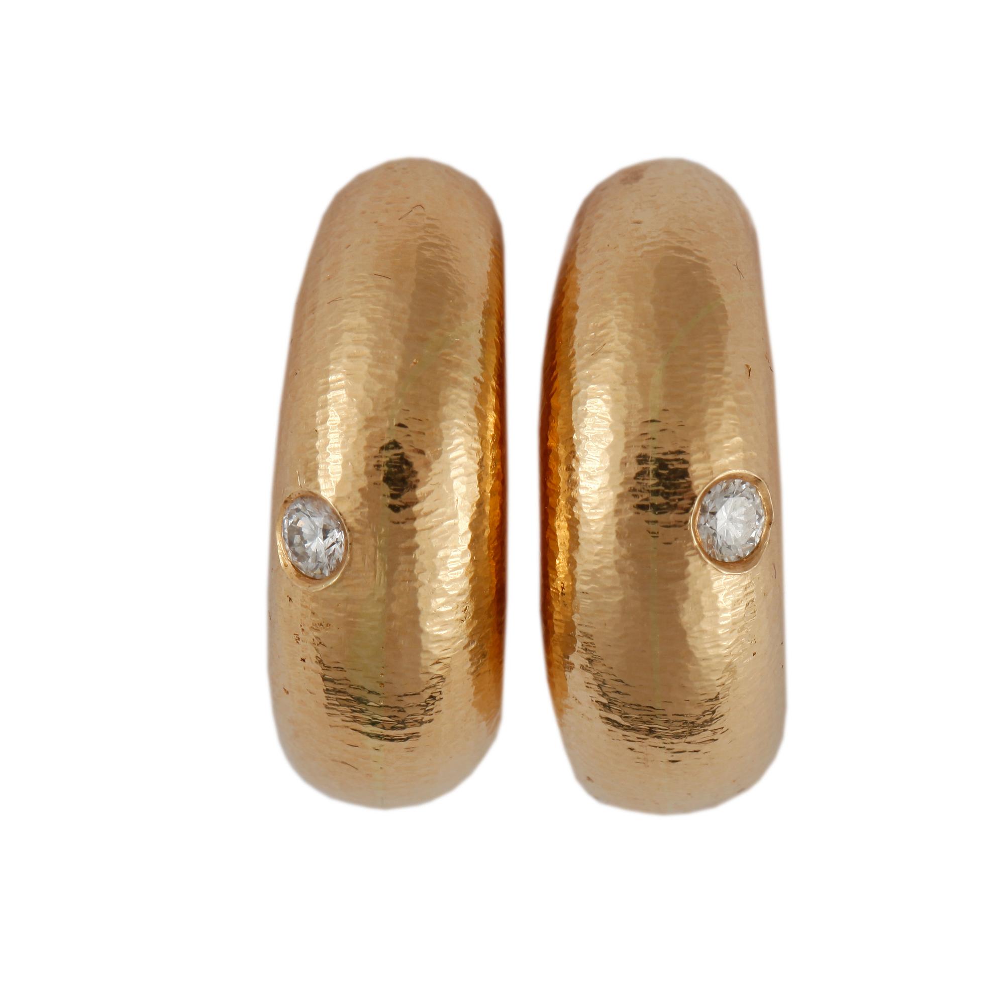 ÖRHÄNGEN, ett par, Ole Lynggaard, 18k guld med två briljantslipade diamanter tot ca0,14ct, enl grav. Totalvikt ca11g.