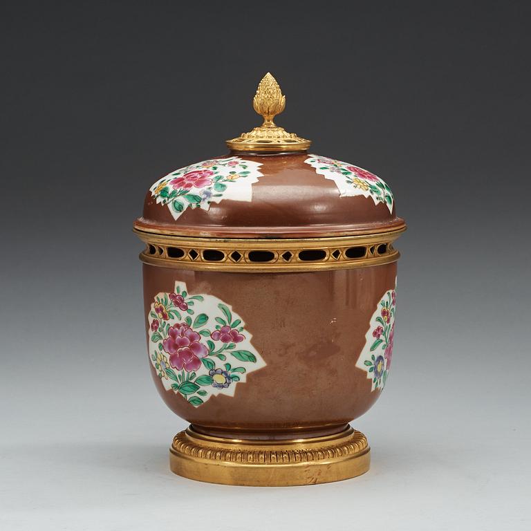 SKÅL med LOCK, kompaniporslin med bronsmontering. Qing dynastin, Qianlong (1736-95).