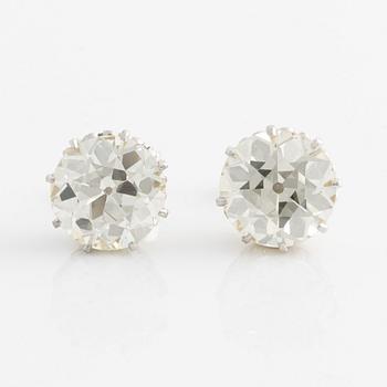 573. A pair of old brilliant cut diamond earrings ca 2.40 ct och ca 2.70 ct.