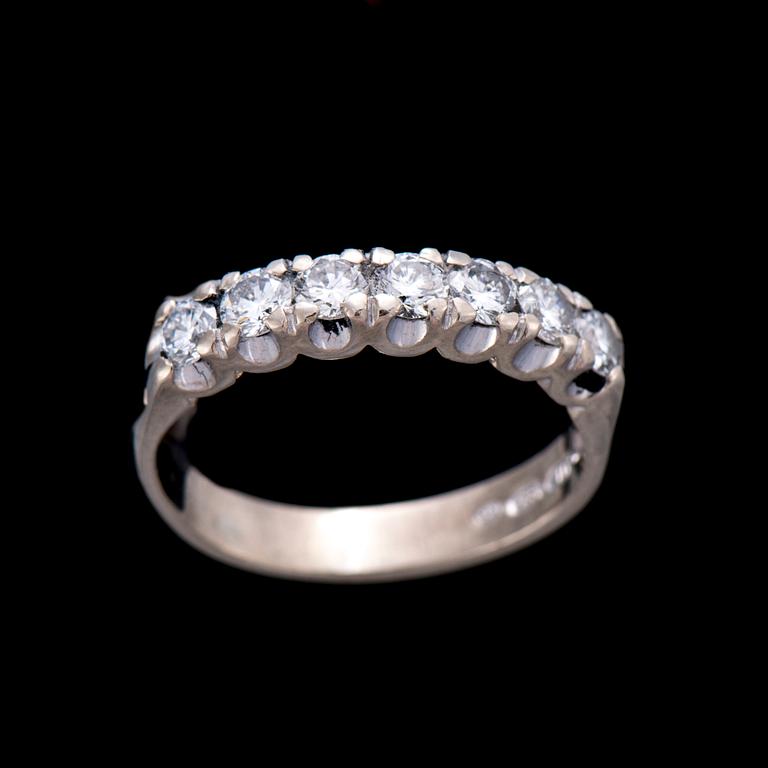RING, 14K vitguld, briljantslipade diamanter. Vikt ca 3,0 g.